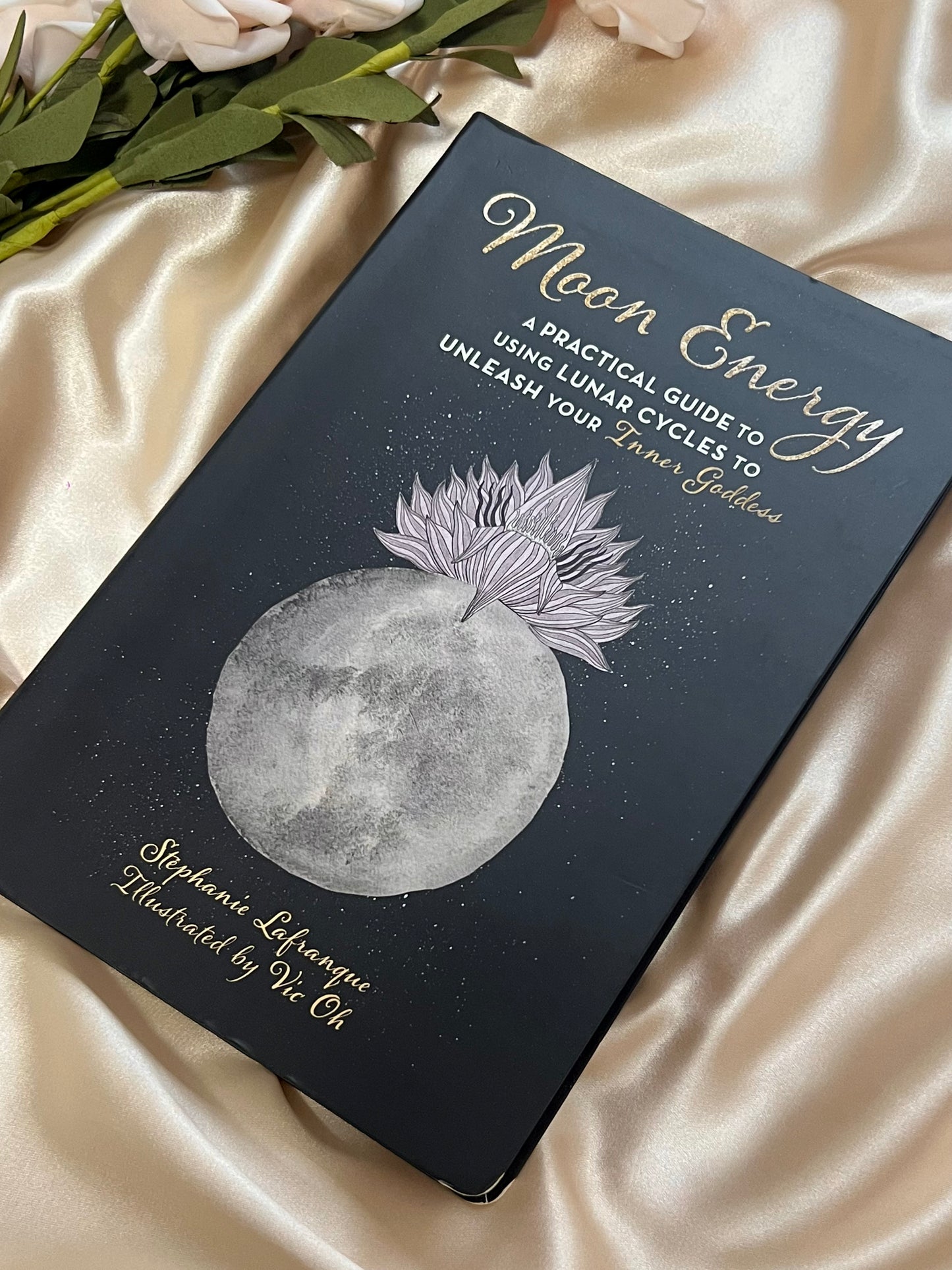 Moon Energy: A Practical Guide To Using Lunar Cycles To Unleash Your Inner Goddess by Stephanie Lafranque
